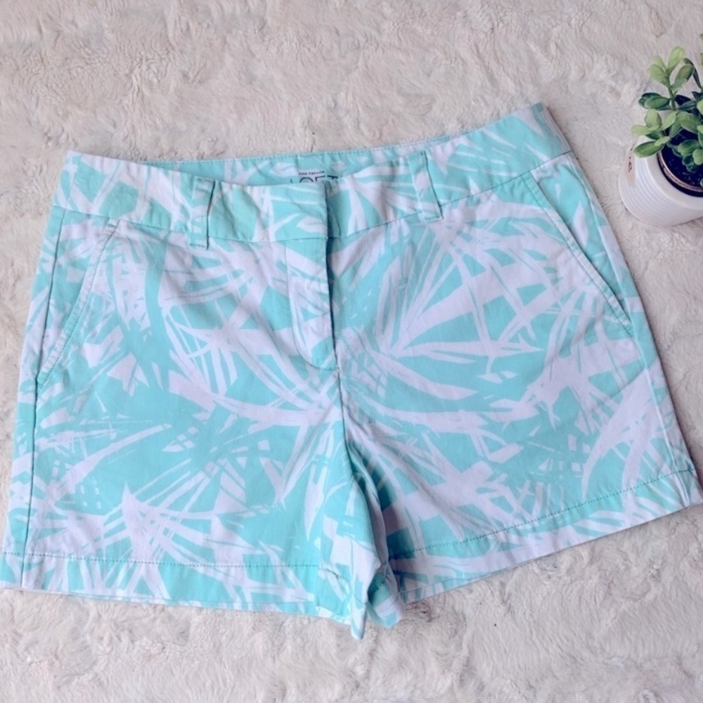 𝅺ANN Taylor Loft 4” mint green and white palm tropical shorts